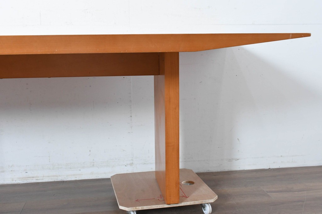 中古　arflex(アルフレックス)　TAVOLO VOLO(タボロ・ボーロ)　シャープなフォルムが印象的なダイニングテーブル　(R-087113)