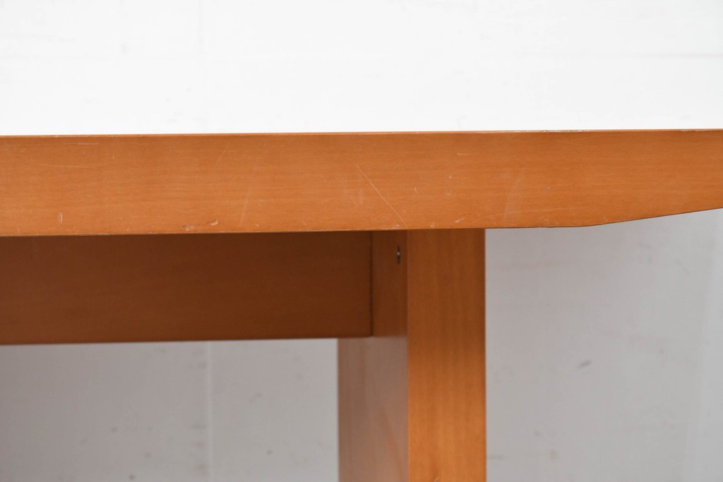 中古　arflex(アルフレックス)　TAVOLO VOLO(タボロ・ボーロ)　シャープなフォルムが印象的なダイニングテーブル　(R-087113)