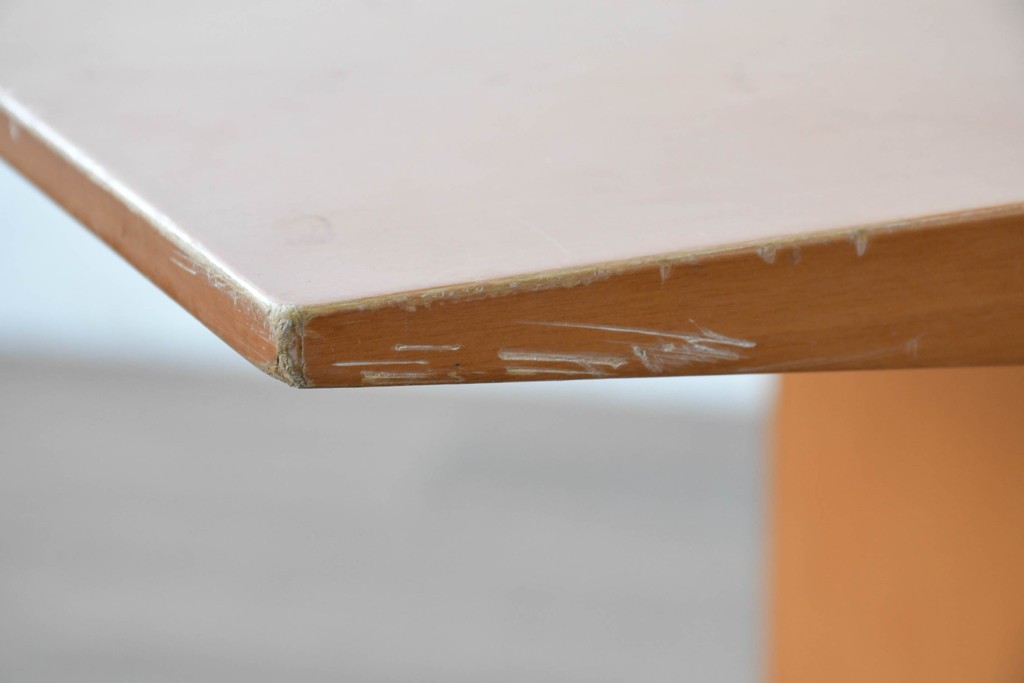 中古　arflex(アルフレックス)　TAVOLO VOLO(タボロ・ボーロ)　シャープなフォルムが印象的なダイニングテーブル　(R-087113)