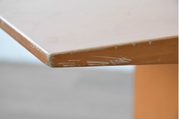 中古　arflex(アルフレックス)　TAVOLO VOLO(タボロ・ボーロ)　シャープなフォルムが印象的なダイニングテーブル　(R-087113)