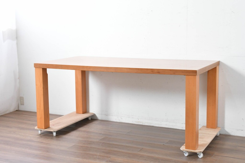 中古　BoConcept(ボーコンセプト)　希少な廃番品　チェリー材　直線美と素材感を楽しめるダイニングテーブル　(R-087114)