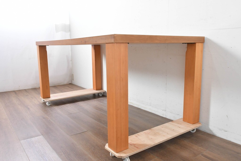 中古　BoConcept(ボーコンセプト)　希少な廃番品　チェリー材　直線美と素材感を楽しめるダイニングテーブル　(R-087114)