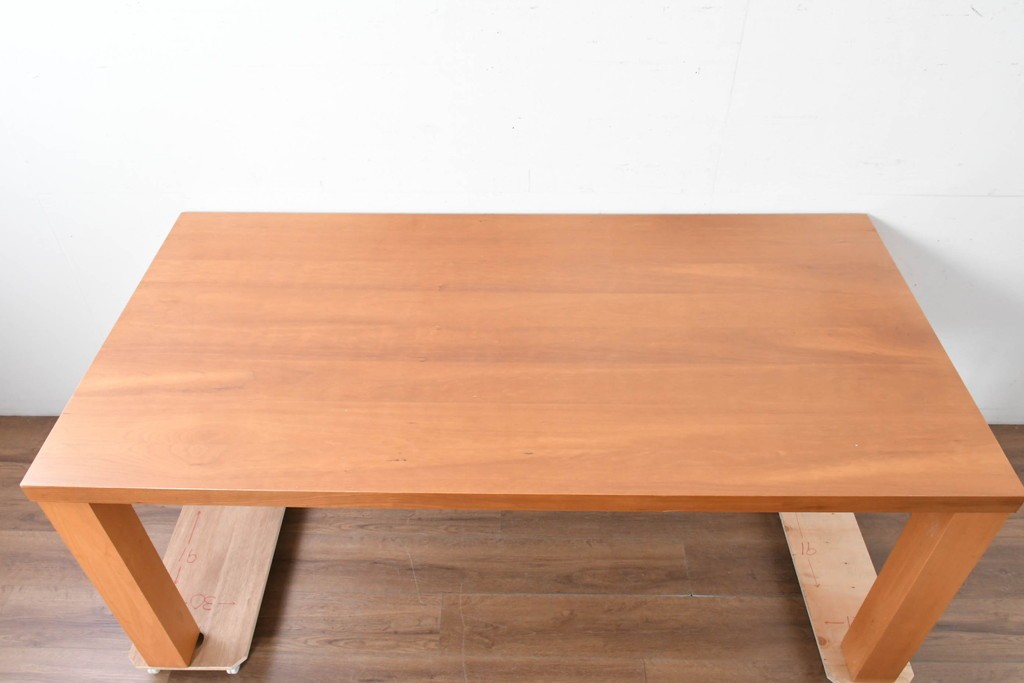 中古　BoConcept(ボーコンセプト)　希少な廃番品　チェリー材　直線美と素材感を楽しめるダイニングテーブル　(R-087114)