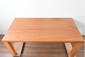 中古　BoConcept(ボーコンセプト)　希少な廃番品　チェリー材　直線美と素材感を楽しめるダイニングテーブル　(R-087114)