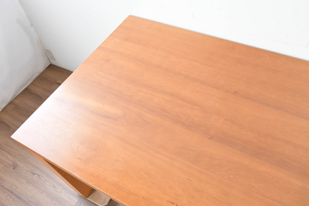 中古　BoConcept(ボーコンセプト)　希少な廃番品　チェリー材　直線美と素材感を楽しめるダイニングテーブル　(R-087114)