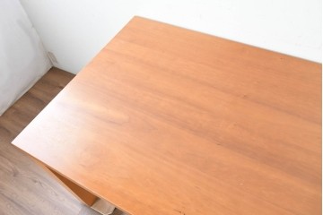 中古　BoConcept(ボーコンセプト)　希少な廃番品　チェリー材　直線美と素材感を楽しめるダイニングテーブル　(R-087114)