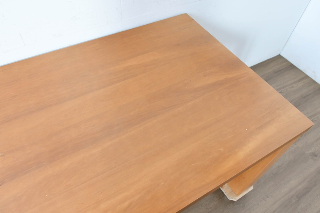 中古　BoConcept(ボーコンセプト)　希少な廃番品　チェリー材　直線美と素材感を楽しめるダイニングテーブル　(R-087114)