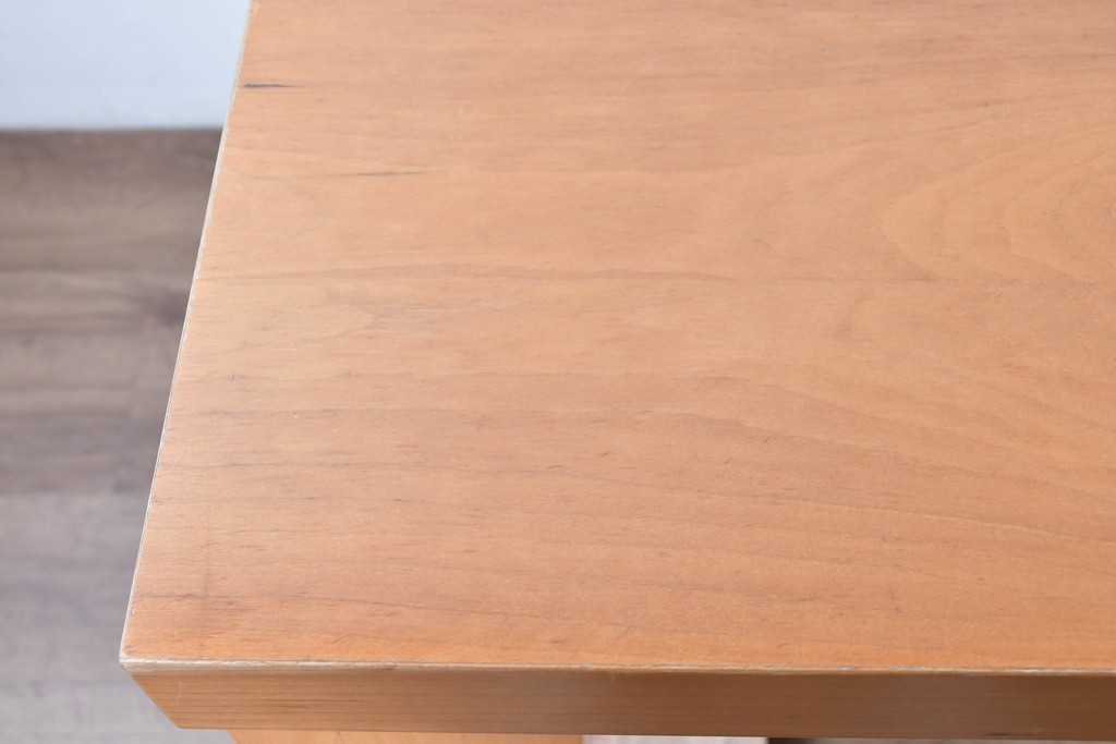 中古　BoConcept(ボーコンセプト)　希少な廃番品　チェリー材　直線美と素材感を楽しめるダイニングテーブル　(R-087114)