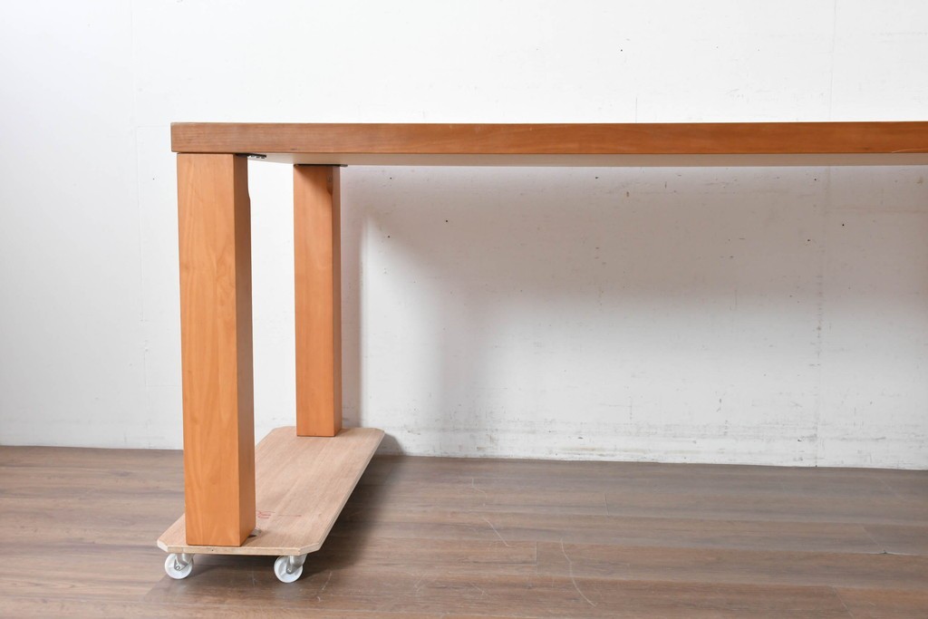 中古　BoConcept(ボーコンセプト)　希少な廃番品　チェリー材　直線美と素材感を楽しめるダイニングテーブル　(R-087114)