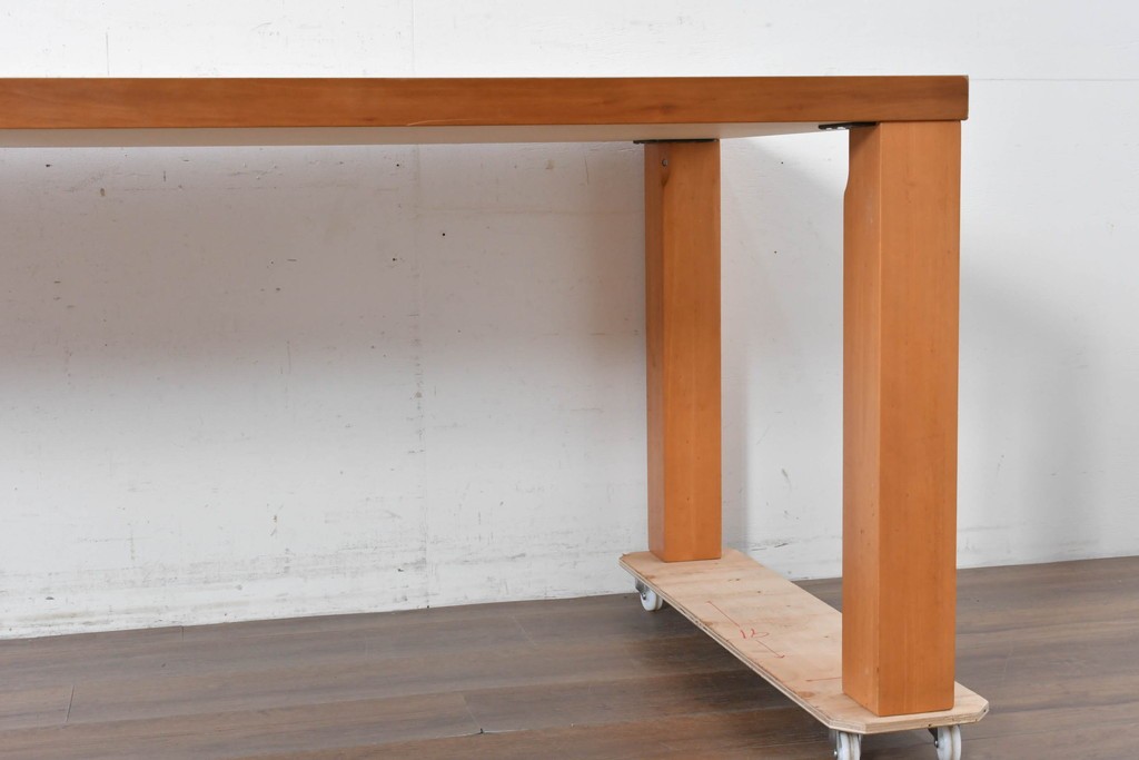 中古　BoConcept(ボーコンセプト)　希少な廃番品　チェリー材　直線美と素材感を楽しめるダイニングテーブル　(R-087114)