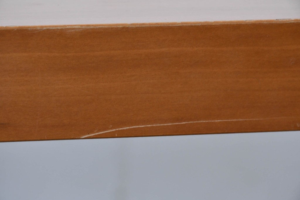 中古　BoConcept(ボーコンセプト)　希少な廃番品　チェリー材　直線美と素材感を楽しめるダイニングテーブル　(R-087114)