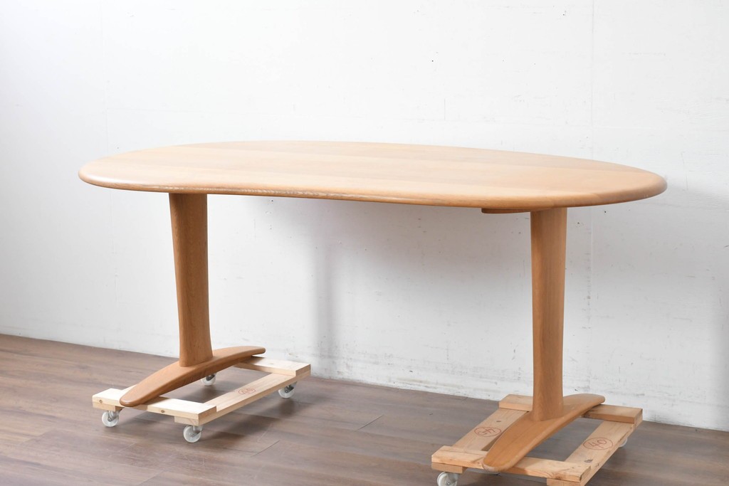 中古　飛騨産業　オーク材　豆型の天板が可愛らしいダイニングテーブル　定価約27万円　(R-087117)