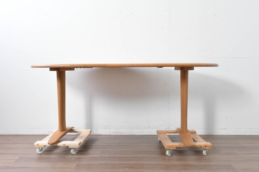 中古　飛騨産業　オーク材　豆型の天板が可愛らしいダイニングテーブル　定価約27万円　(R-087117)