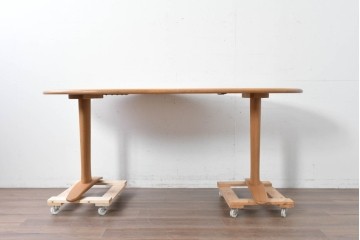 中古　飛騨産業　オーク材　豆型の天板が可愛らしいダイニングテーブル　定価約27万円　(R-087117)