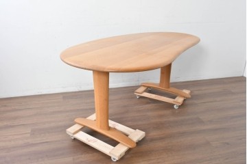 中古　飛騨産業　オーク材　豆型の天板が可愛らしいダイニングテーブル　定価約27万円　(R-087117)
