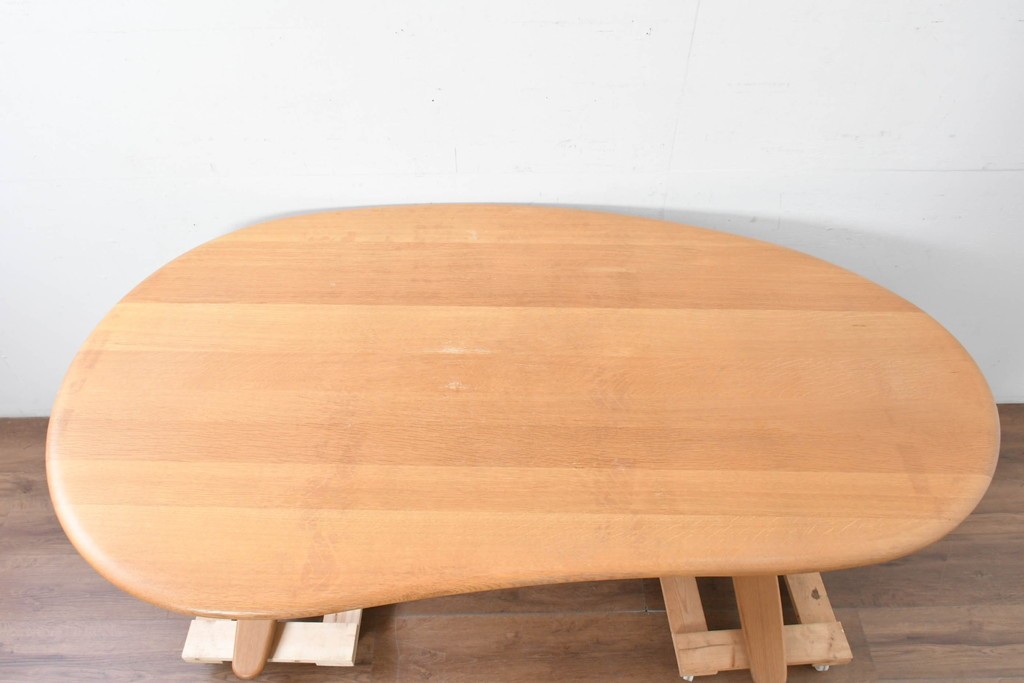 中古　飛騨産業　オーク材　豆型の天板が可愛らしいダイニングテーブル　定価約27万円　(R-087117)