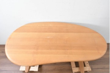 中古　飛騨産業　オーク材　豆型の天板が可愛らしいダイニングテーブル　定価約27万円　(R-087117)