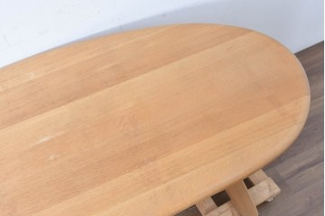 中古　飛騨産業　オーク材　豆型の天板が可愛らしいダイニングテーブル　定価約27万円　(R-087117)