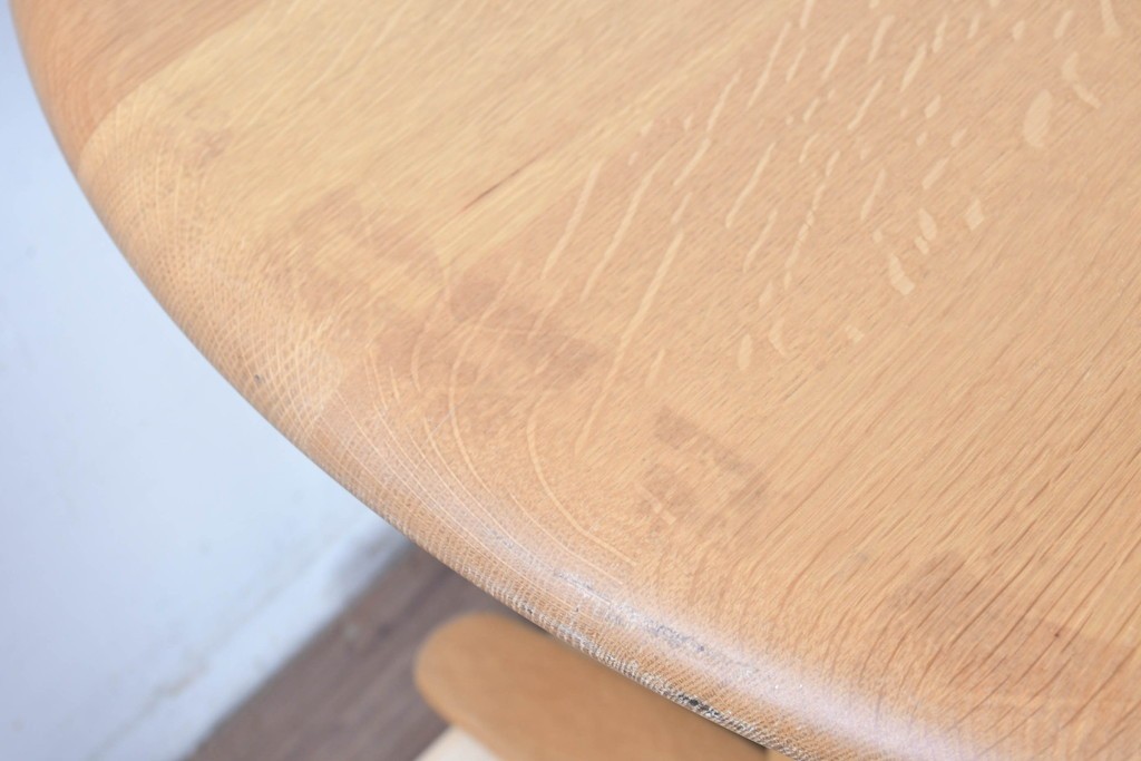 中古　飛騨産業　オーク材　豆型の天板が可愛らしいダイニングテーブル　定価約27万円　(R-087117)