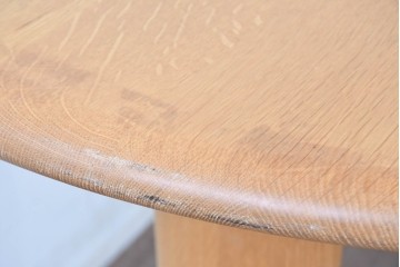 中古　飛騨産業　オーク材　豆型の天板が可愛らしいダイニングテーブル　定価約27万円　(R-087117)