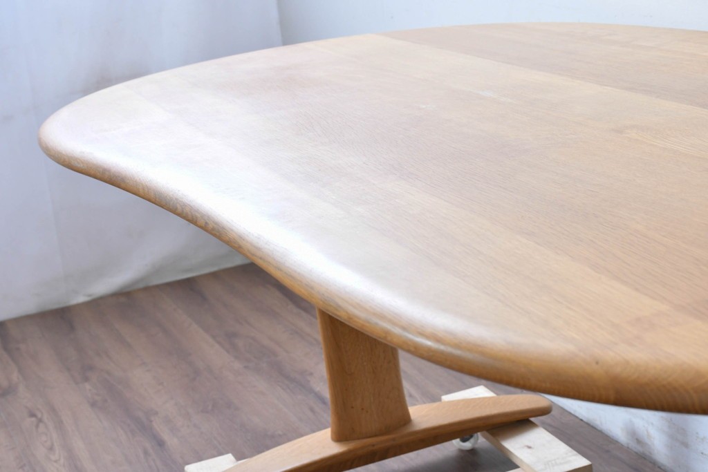 中古　飛騨産業　オーク材　豆型の天板が可愛らしいダイニングテーブル　定価約27万円　(R-087117)