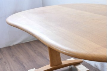 中古　飛騨産業　オーク材　豆型の天板が可愛らしいダイニングテーブル　定価約27万円　(R-087117)