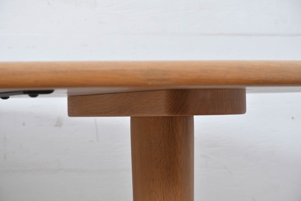 中古　飛騨産業　オーク材　豆型の天板が可愛らしいダイニングテーブル　定価約27万円　(R-087117)