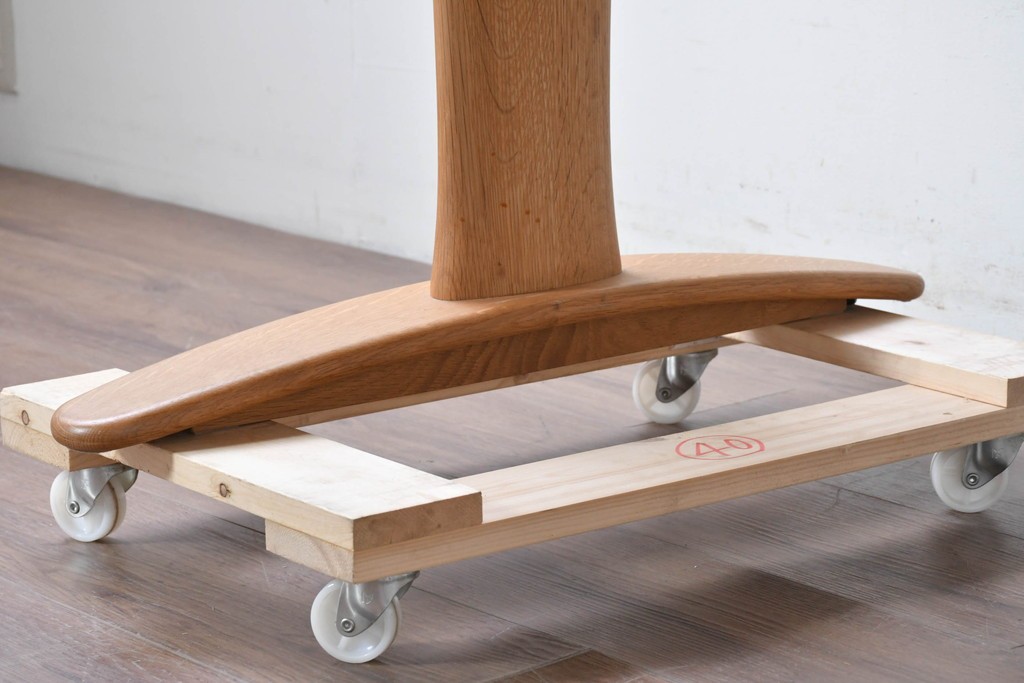 中古　飛騨産業　オーク材　豆型の天板が可愛らしいダイニングテーブル　定価約27万円　(R-087117)