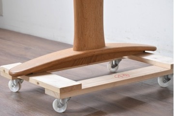 中古　飛騨産業　オーク材　豆型の天板が可愛らしいダイニングテーブル　定価約27万円　(R-087117)