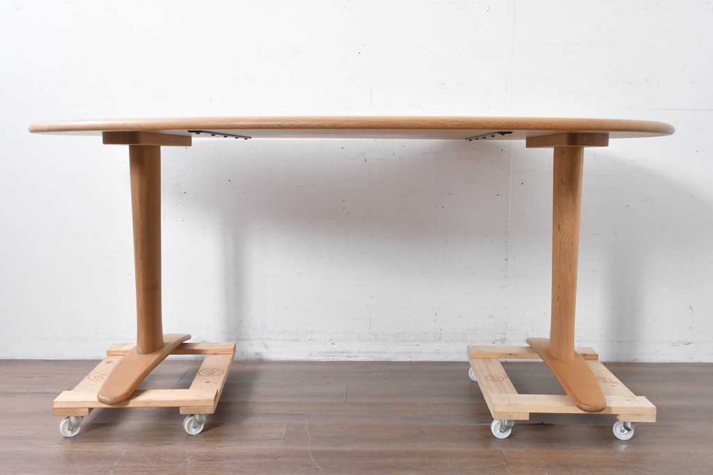 中古　飛騨産業　オーク材　豆型の天板が可愛らしいダイニングテーブル　定価約27万円　(R-087117)