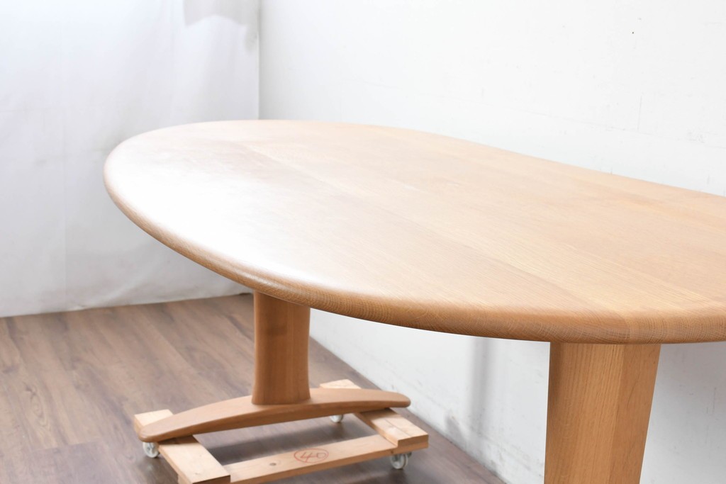 中古　飛騨産業　オーク材　豆型の天板が可愛らしいダイニングテーブル　定価約27万円　(R-087117)