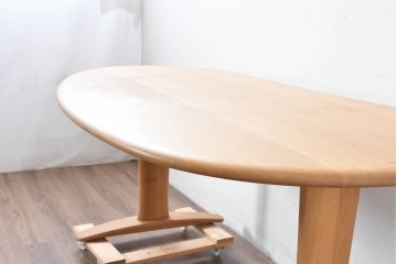 中古　飛騨産業　オーク材　豆型の天板が可愛らしいダイニングテーブル　定価約27万円　(R-087117)