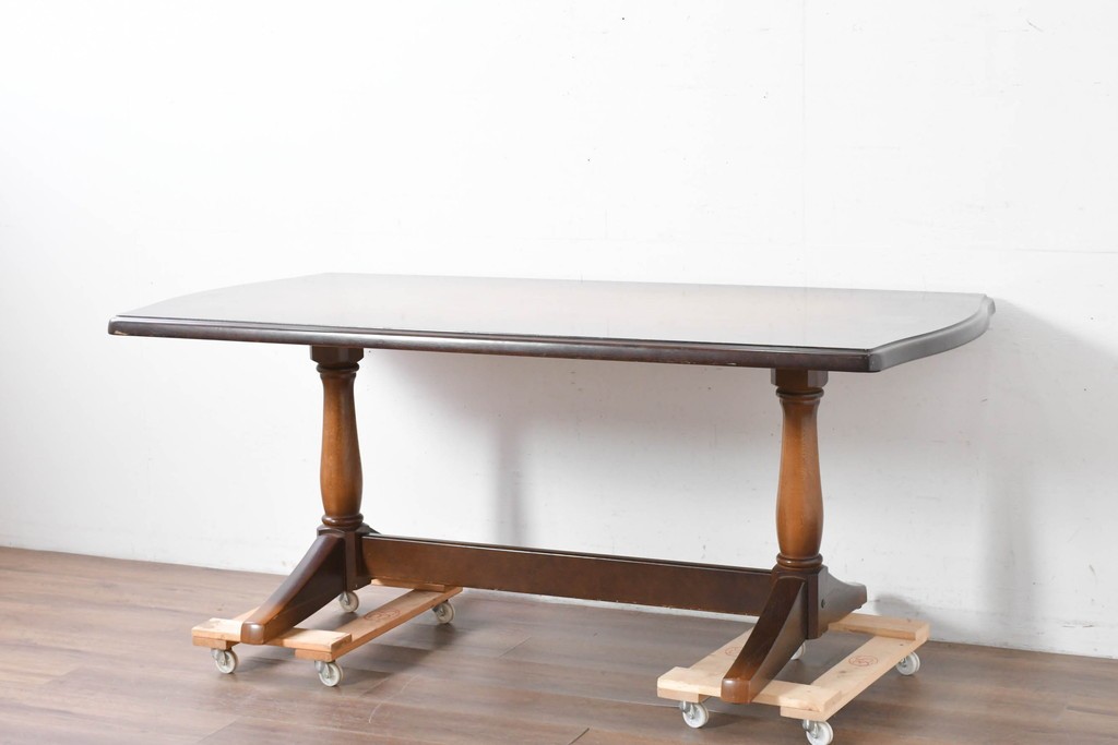  中古　飛騨産業　キツツキマーク　コロニアル調で端正な佇まいのダイニングテーブル　(R-087118)