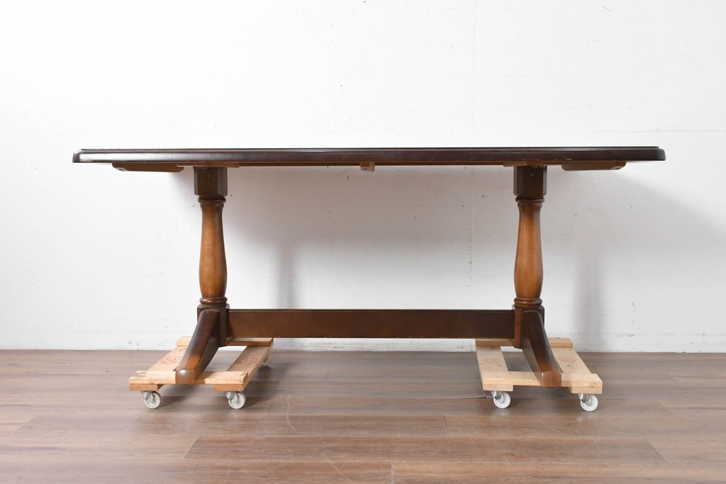  中古　飛騨産業　キツツキマーク　コロニアル調で端正な佇まいのダイニングテーブル　(R-087118)