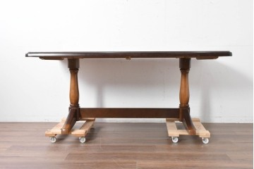  中古　飛騨産業　キツツキマーク　コロニアル調で端正な佇まいのダイニングテーブル　(R-087118)