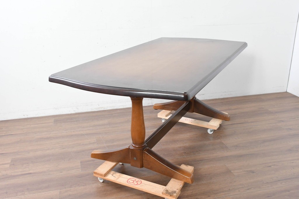  中古　飛騨産業　キツツキマーク　コロニアル調で端正な佇まいのダイニングテーブル　(R-087118)