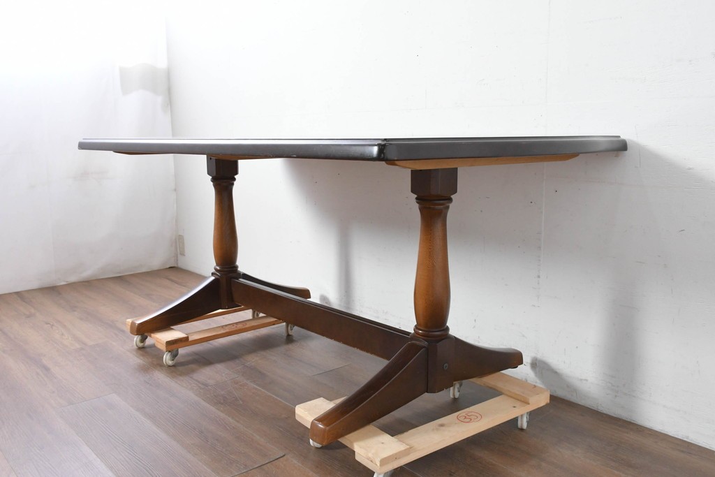  中古　飛騨産業　キツツキマーク　コロニアル調で端正な佇まいのダイニングテーブル　(R-087118)