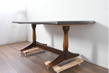  中古　飛騨産業　キツツキマーク　コロニアル調で端正な佇まいのダイニングテーブル　(R-087118)