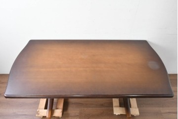 中古　飛騨産業　キツツキマーク　コロニアル調で端正な佇まいのダイニングテーブル　(R-087118)