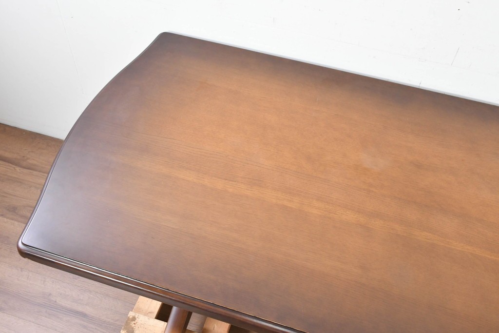  中古　飛騨産業　キツツキマーク　コロニアル調で端正な佇まいのダイニングテーブル　(R-087118)