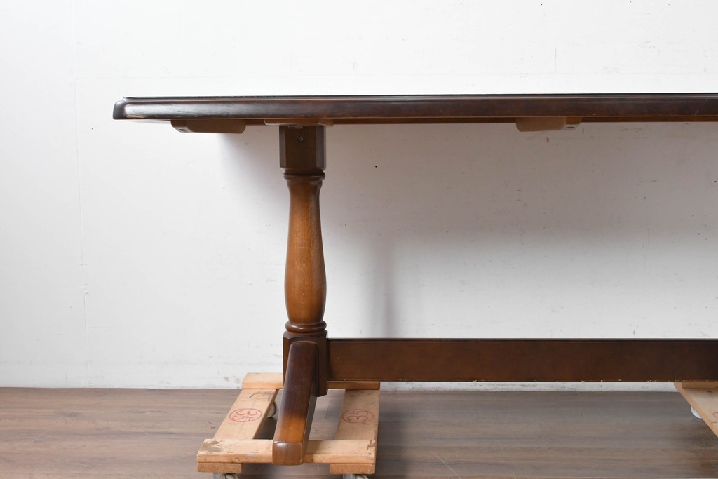  中古　飛騨産業　キツツキマーク　コロニアル調で端正な佇まいのダイニングテーブル　(R-087118)