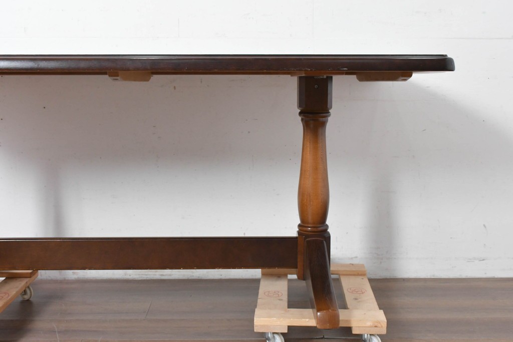  中古　飛騨産業　キツツキマーク　コロニアル調で端正な佇まいのダイニングテーブル　(R-087118)