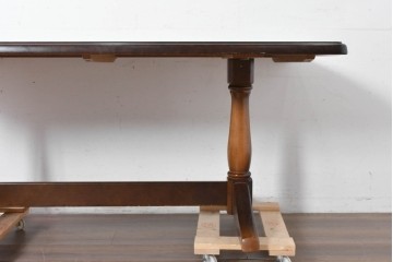  中古　飛騨産業　キツツキマーク　コロニアル調で端正な佇まいのダイニングテーブル　(R-087118)