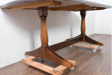  中古　飛騨産業　キツツキマーク　コロニアル調で端正な佇まいのダイニングテーブル　(R-087118)