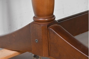  中古　飛騨産業　キツツキマーク　コロニアル調で端正な佇まいのダイニングテーブル　(R-087118)