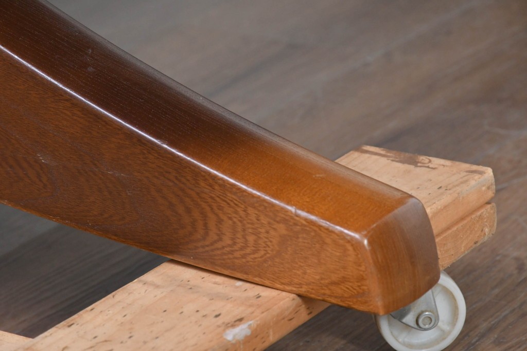  中古　飛騨産業　キツツキマーク　コロニアル調で端正な佇まいのダイニングテーブル　(R-087118)