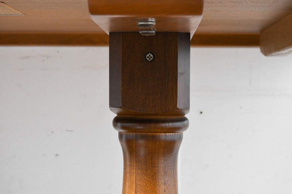  中古　飛騨産業　キツツキマーク　コロニアル調で端正な佇まいのダイニングテーブル　(R-087118)