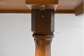  中古　飛騨産業　キツツキマーク　コロニアル調で端正な佇まいのダイニングテーブル　(R-087118)