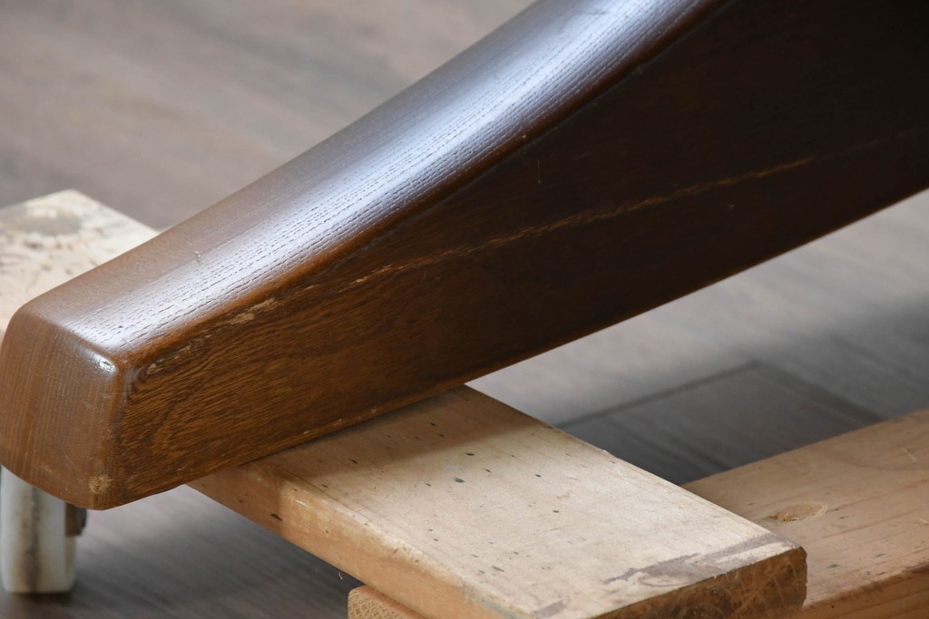  中古　飛騨産業　キツツキマーク　コロニアル調で端正な佇まいのダイニングテーブル　(R-087118)