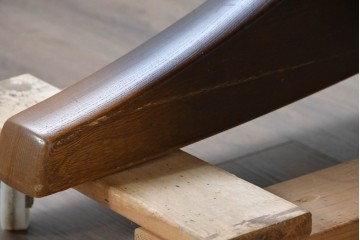  中古　飛騨産業　キツツキマーク　コロニアル調で端正な佇まいのダイニングテーブル　(R-087118)